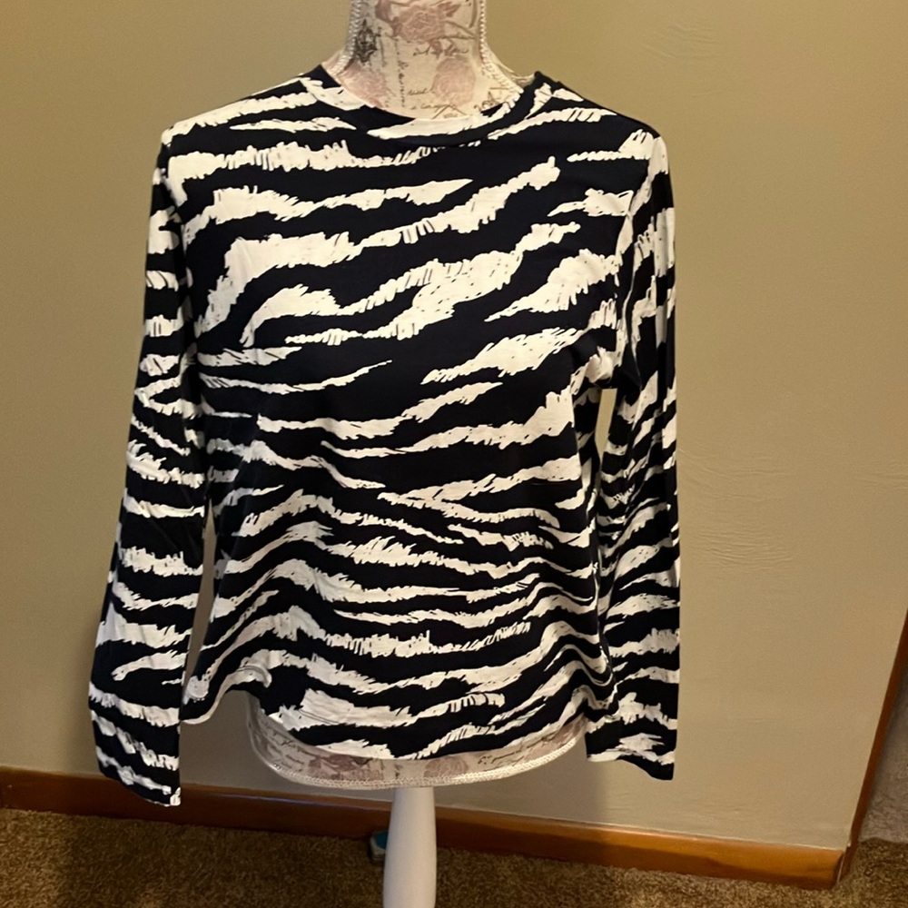 LOFT. LONG SLEEVE LIGHTWEIGHT TOP. SIZE LARGE. BLACK AND WHITE. EUC
